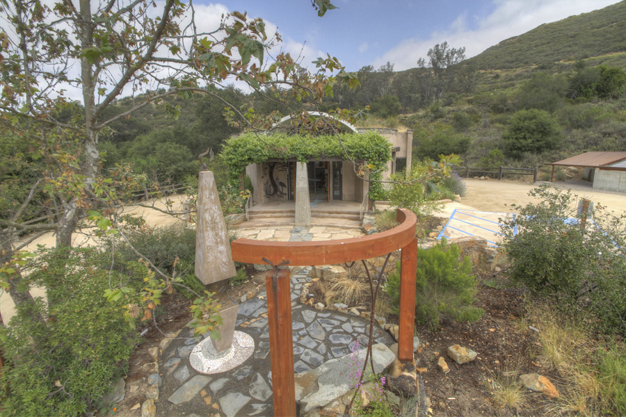 Kumeyaay Creation Story column and trellis by James Hubbell. Photo by Jeff Anderson.