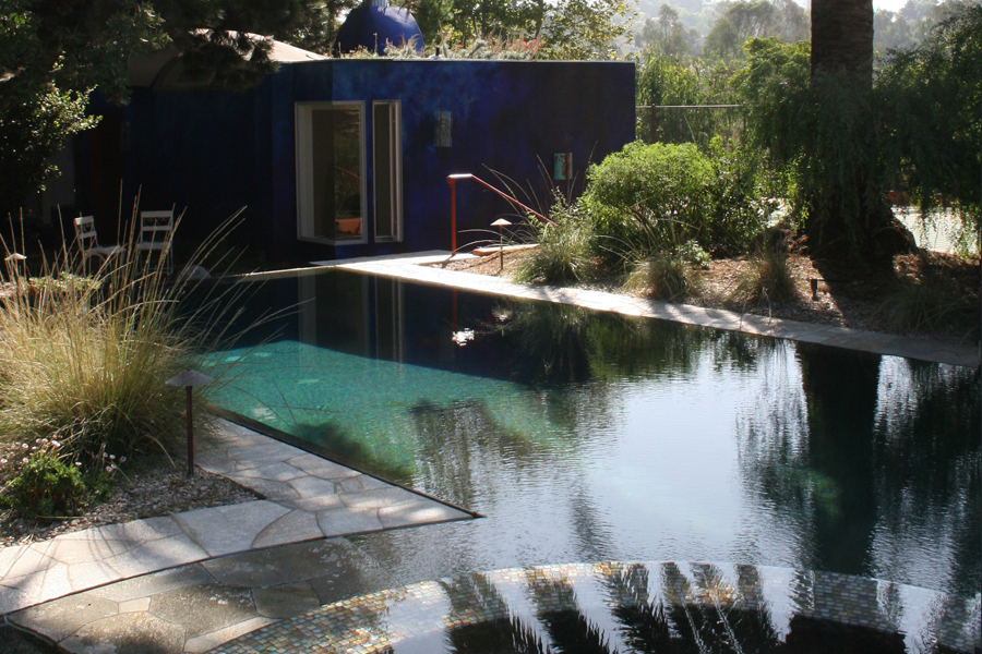 Poolside studio preserves neighboring view. Photo by Drew Hubbell.